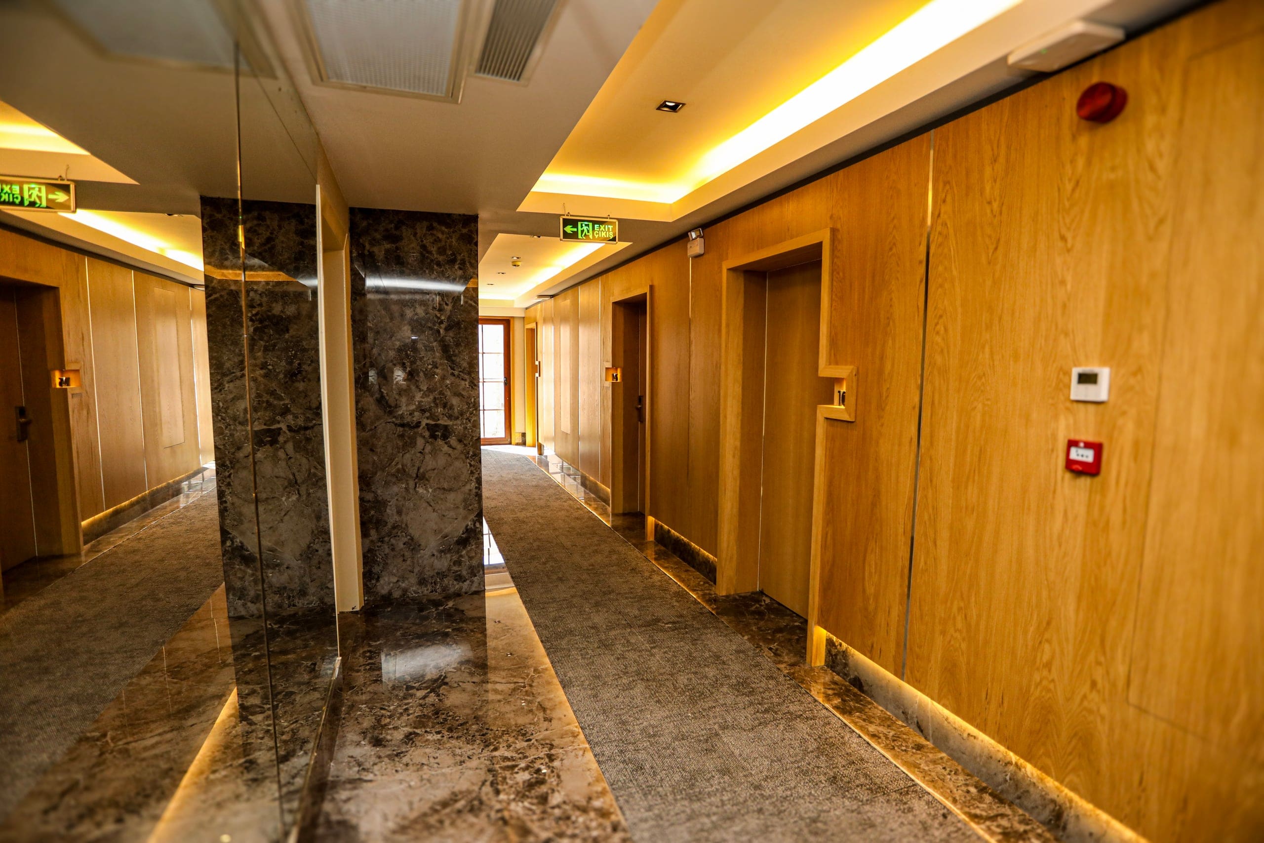 Derik House Troya'nın ahşap ve mermer detaylı koridoru